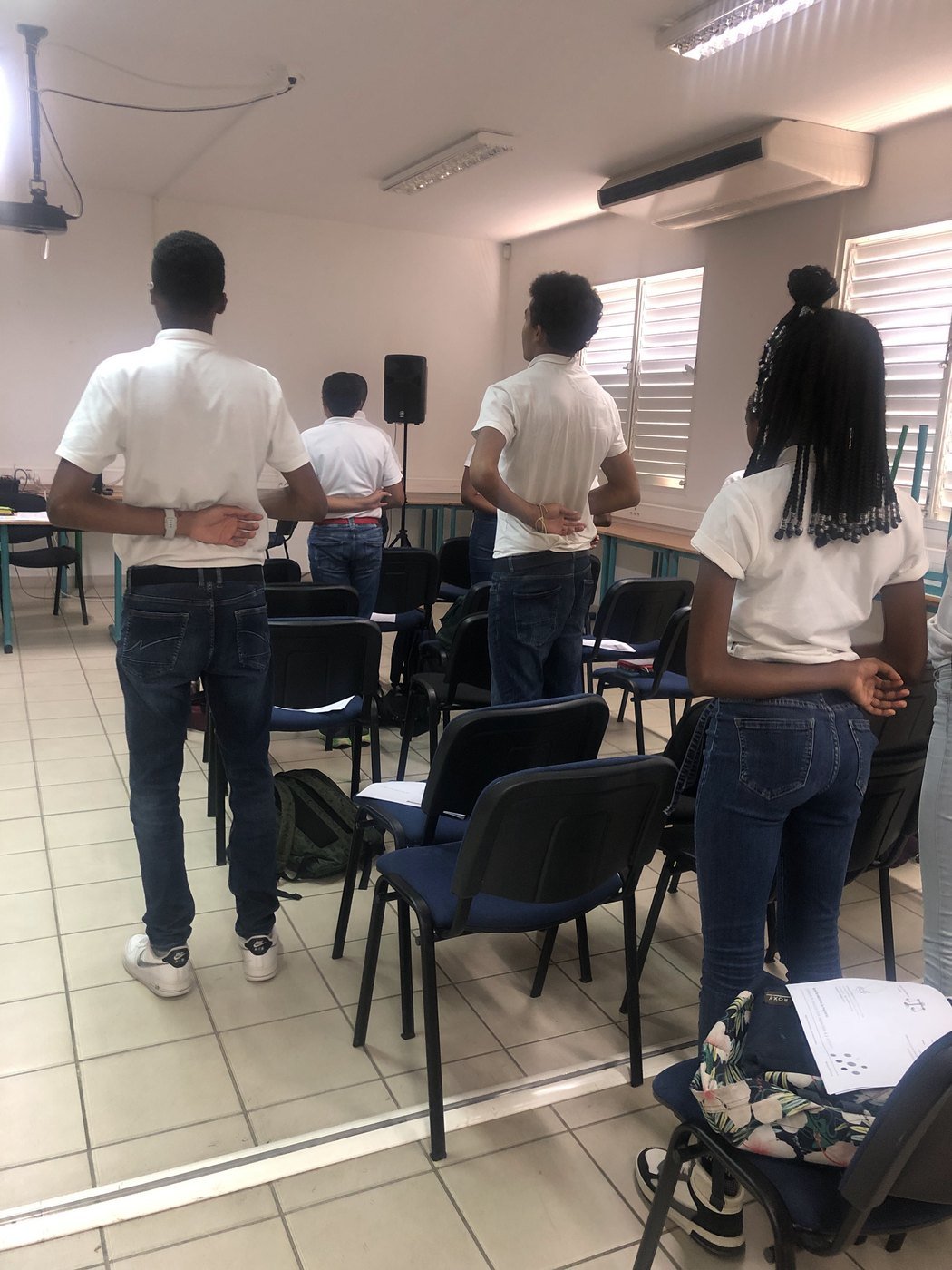 Exercice de sophrologie debout avec des lycéens